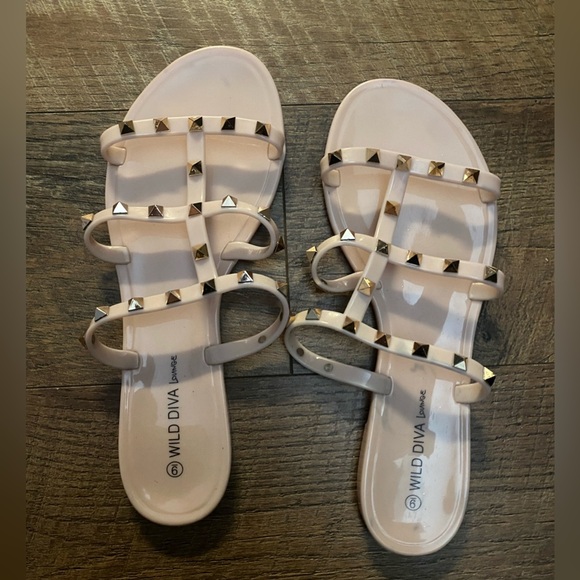 💕 2 For $10 Wild Diva Lounge Neutral/Blush Colored Studded Sandals Size 9 - Picture 1 of 2